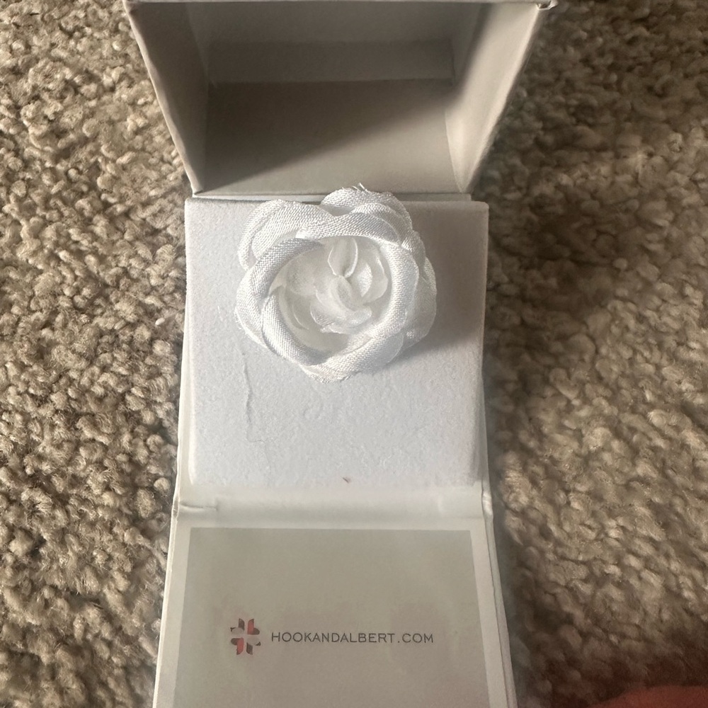 Hook and Albert Small Lapel Flower